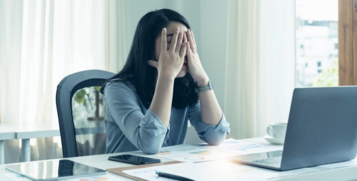 Lernende beim Arbeiten am Webdesign-Projekt