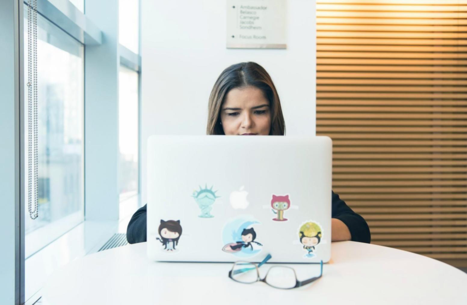 Studierende beim Webdesign lernen