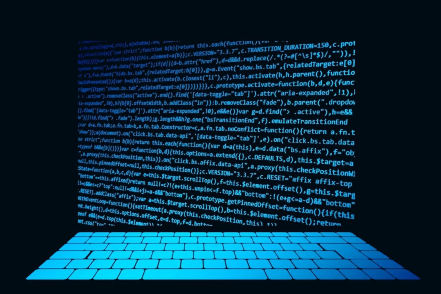 Webdesign-Studentin in konzentrierter Arbeitsatmosphäre